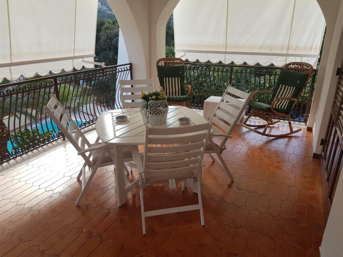 Villa Del Golfo Urio With Swimming Pool Shared By The Two Apartments Santa Flavia Exterior photo